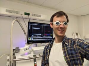 Mit Laserschutzbrille vor dem Photoakustikgerät