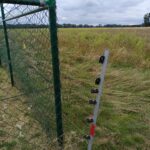 Zäune rund um einen Solarpark