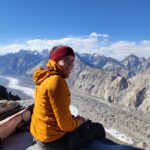 Die Forscherin sitzt auf einem Plateau hoch über dem Batura-Gletscher